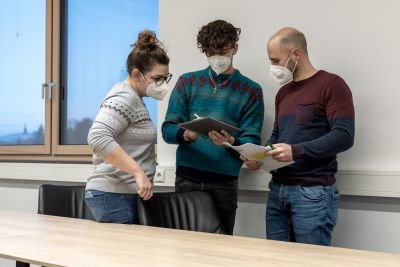3 Menschen im Gespräch