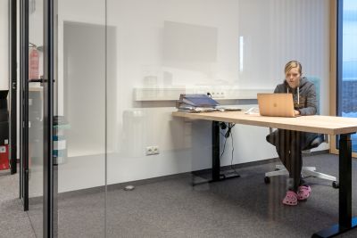 Büro, Frau am Laptop