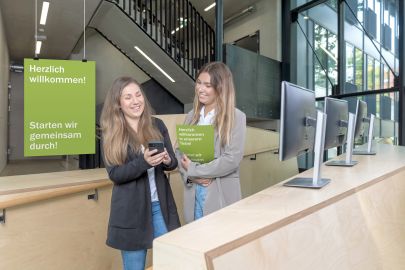 (c) Niki Schreinlechner 2 Frauen stehen in Büroeingang