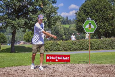 Dominic Thiem beim Ansäen einer Bienenwiese in Kitzbühel