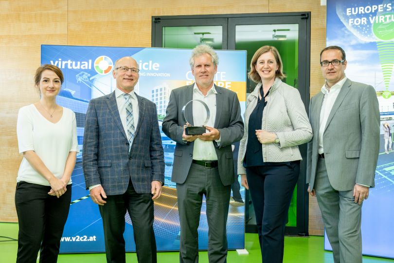 Marlies Mischinger-Rodziewicz (Senior Researcher/Control Systems Virtual Vehicle Research GmbH), Martin Fellendorf (Leiter des Instituts für Straßen- und Verkehrswesen der TU Graz und Projektkoordinator), Jost Bernasch (Geschäftsführer Virtual Vehicle Research GmbH), Barbara Eibinger-Miedl (Wirtschaftslandesrätin), Christoph Ludwig (Geschäftsführer Steirische Wirtschaftsförderung SFG)