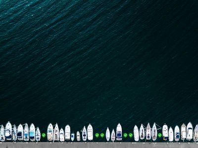 Segelboote und Meer