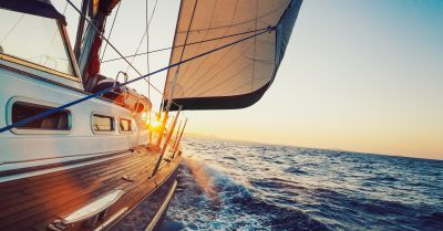 Segelboot am Meer