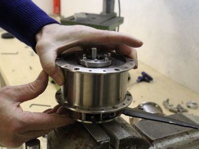 Die elektromechanische Bremse wird in der Mitte des Rades eingebaut.