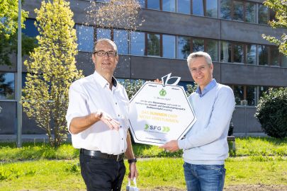 Christoph Ludwig und Thomas Mrak beim Einsäen der Blumenwiese.