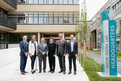 Christof Wochesländer (CFO SAL), Wirtschafts- und Forschungslandesrätin Barbara Eibinger-Miedl, Ingolf Schädler (SAL Aufsichtsratsvorsitzender), Henriette Spyra (Sektionsleiterin Innovation und Technologie, BMK), Harald Kainz (Rektor TU Graz) und Bruno Clerckx (CTO SAL) vor dem SAL Building in der Sandgasse 34.