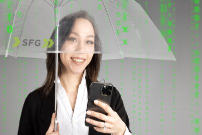 Frau mit Handy in der Hand unter Schirm, grüne Daten im Hintergrund.