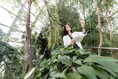 (c) Niki Schrienlechner Frau im Laborkittel in Palmenhaus