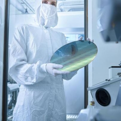 Mitarbeiter in einem Reinraum in der Halbleiterproduktion