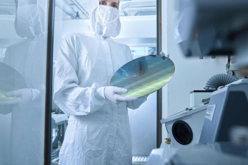 Mitarbeiter in einem Reinraum in der Halbleiterproduktion
