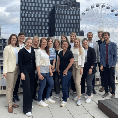 Gruppenbild vor Hochhaus und Riesenrad
