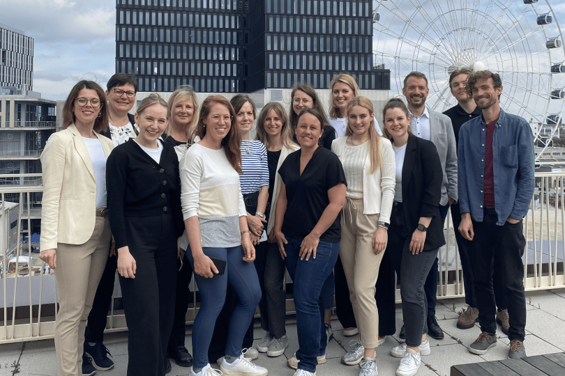 Gruppenbild vor Hochhaus und Riesenrad