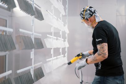 Arbeiter beim Beschichten