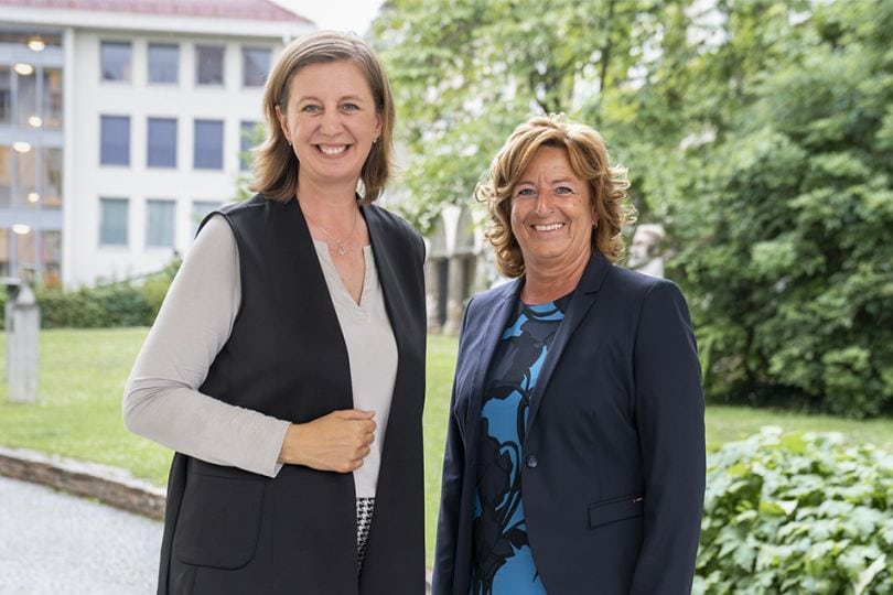 Wirtschaftslandesrätin Barbara Eibinger-Miedl mit der künftigen Geschäftsführerin des ACstyria Christa Zengerer.