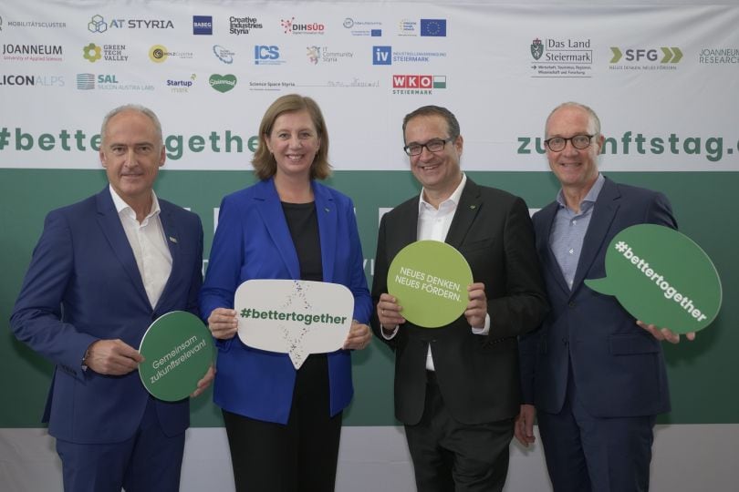 ©JOANNEUM RESEARCH/Bernhard Bergmann Heinz Mayer (Geschäftsführer JR), Barbara Eibinger-Miedl (Wirtschafts- und Wissenschaftslandesrätin Steiermark), Christoph Ludwig (Geschäftsführer SFG), Jo De Boeck (Vice President IMEC)