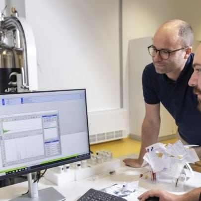 Michael Haas (l.) vom Institut für Anorganische Chemie der TU Graz sucht in seinem CD-Labor nach neuen Ausgangsmaterialien für Halbleiter.