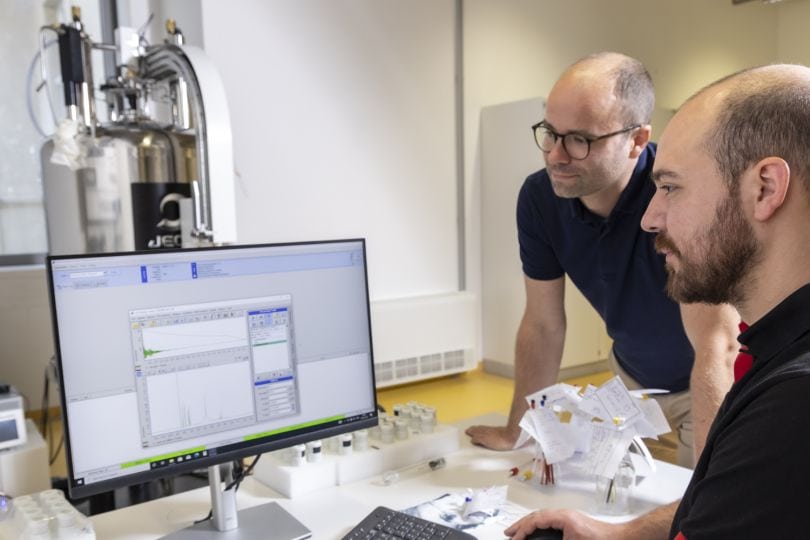 Michael Haas (l.) vom Institut für Anorganische Chemie der TU Graz sucht in seinem CD-Labor nach neuen Ausgangsmaterialien für Halbleiter.