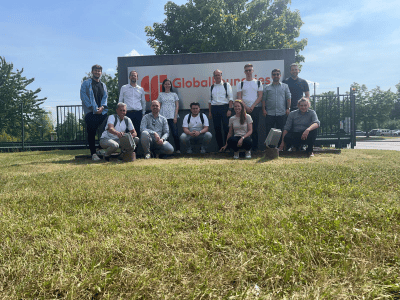 Gruppenfoto auf Wiese