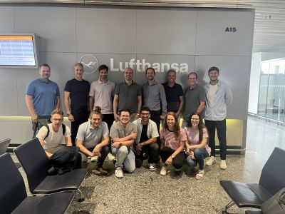Gruppenfoto am Flughafen vor Lufthansa