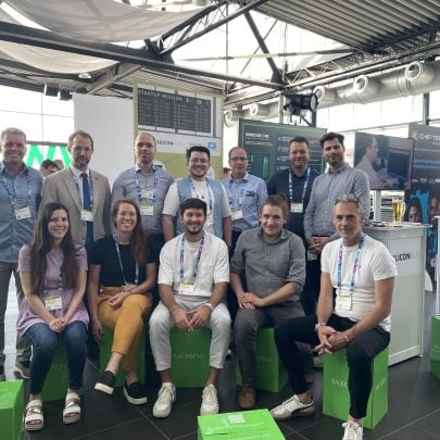 Gruppenfoto in Messehalle