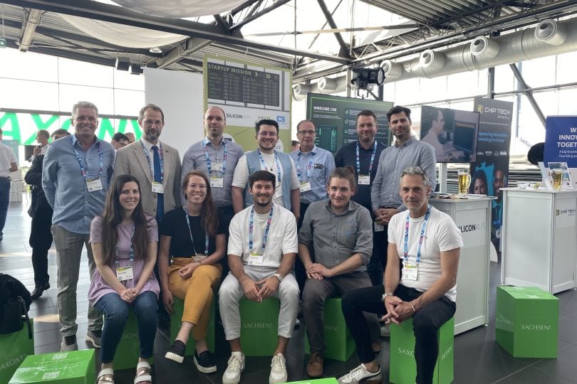 Gruppenfoto in Messehalle